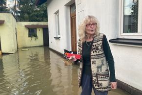 Obrazem: "Už nepršelo, za hodinu jsme museli utíkat oknem." Žena ukázala zatopený dům