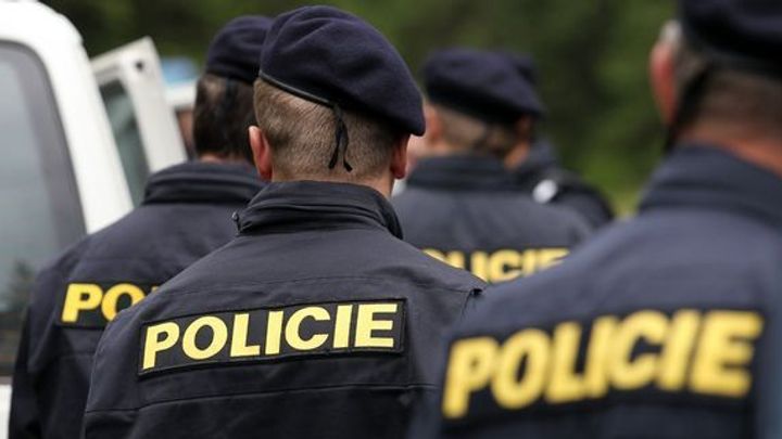 Lidé mají nejmenší důvěru v politické strany a církve, věří naopak armádě a policii