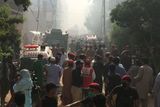 U místa nehody se srotily davy lidí. Podle sdělení místních nemocnic se potvrdilo úmrtí nejméně 56 lidí, činitelé ale uváděli různá čísla. Karáčský starosta Vasim Achtar řekl, že zničeno bylo nejméně šest domů.