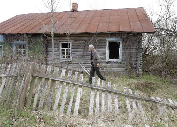 Kozel visits his childhood home on the eve of Radunitsa in the abandoned village of Tulgovichi