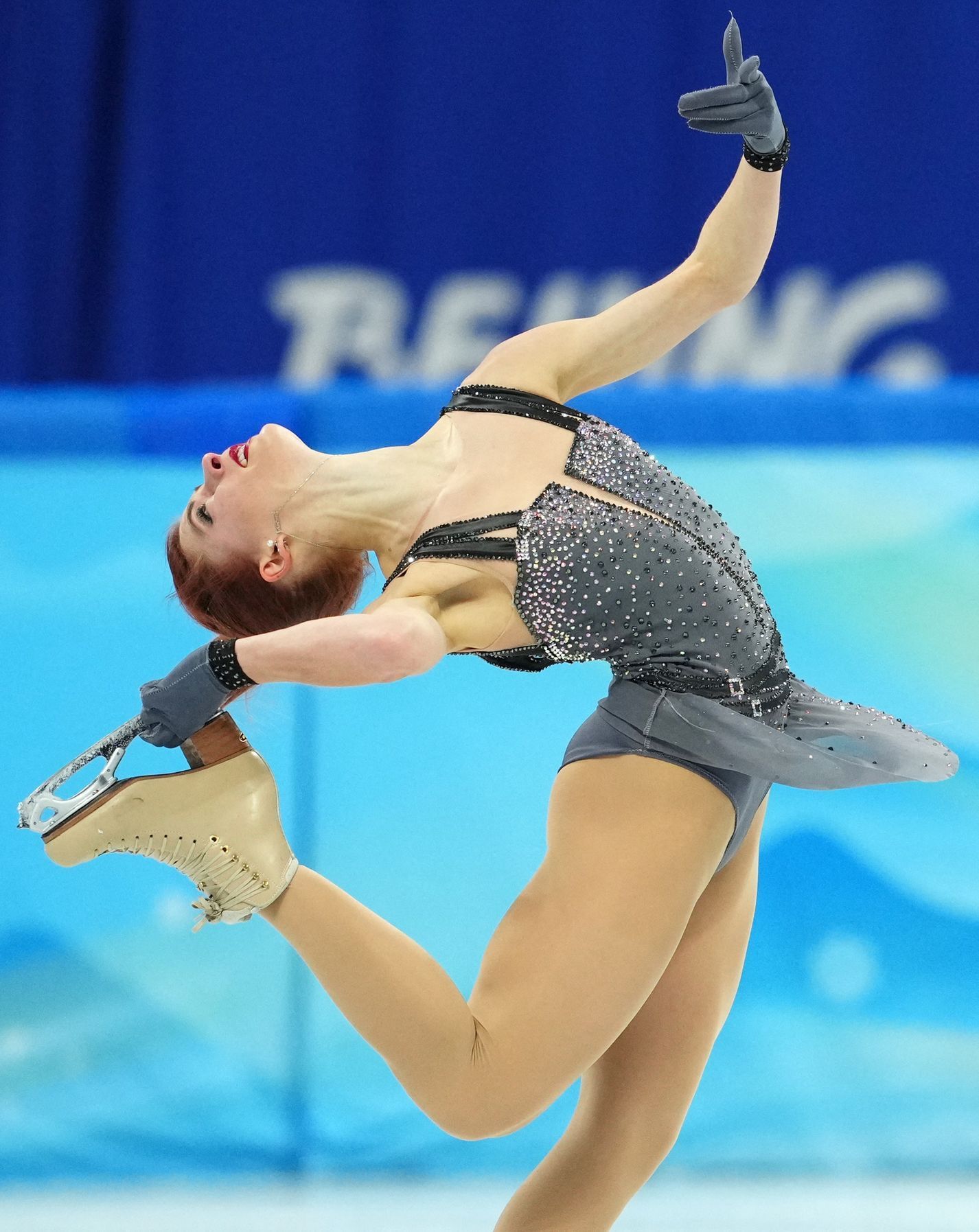 Eliška Březinová v krátkém programu týmové soutěže na ZOH 2022 v Pekingu
