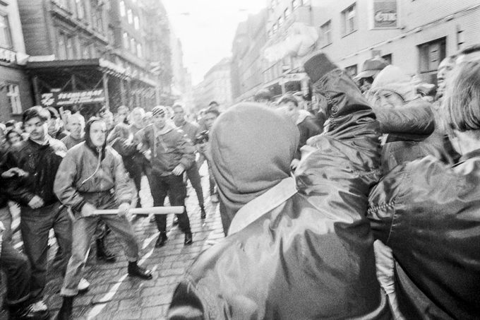 Střet skinheadů s účastníky protirasistické demonstrace v Opletalově ulici v Praze, 14. března 1992. Demonstraci napadli členové hnutí skinheads.