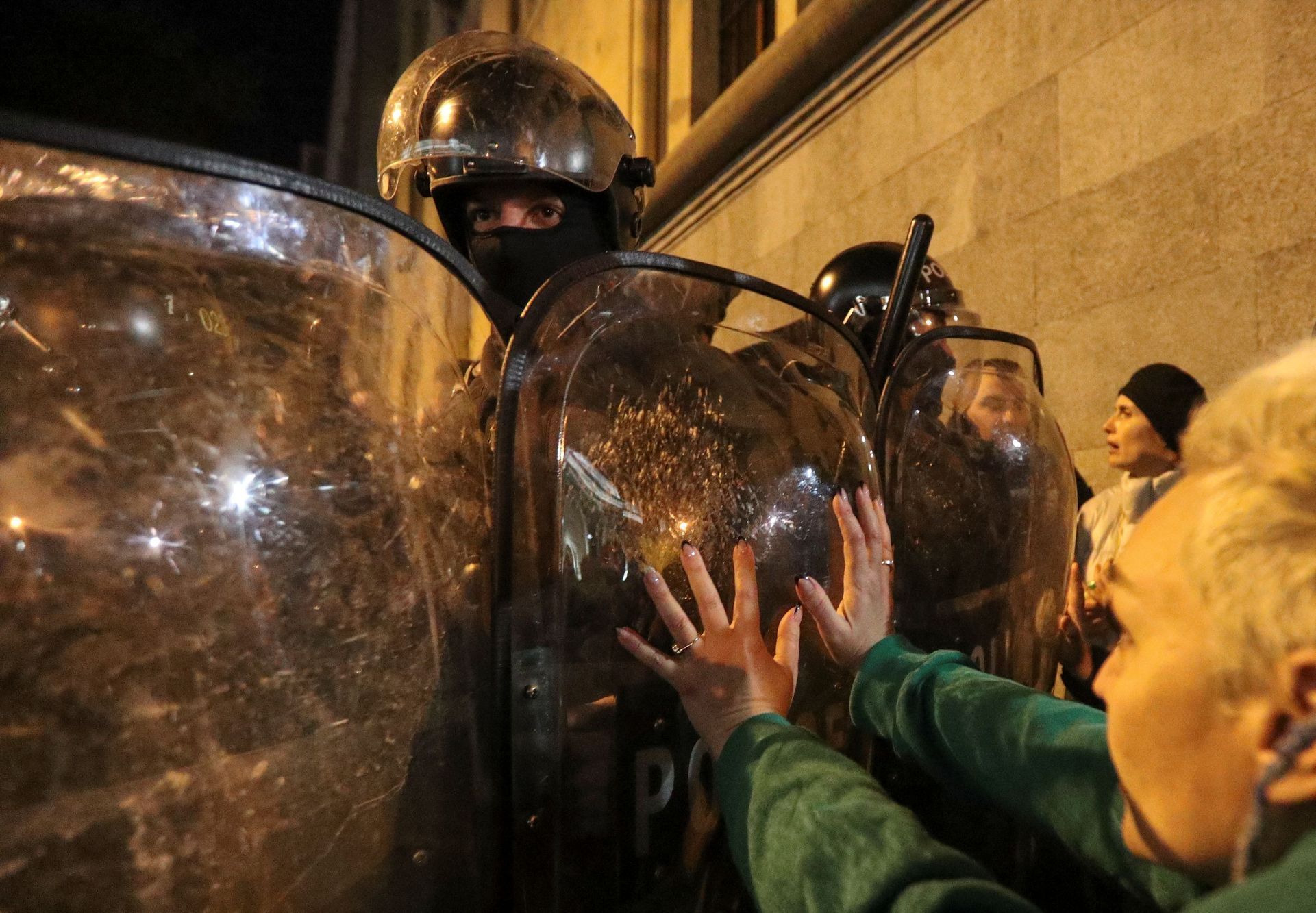 gruzie protesty evropská unie demonstrace vodní děla