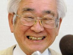 Tošihide Maskawa, nositel Nobelovy ceny za fyziku v roce 2008, na tiskové konferenci v Kjótu.