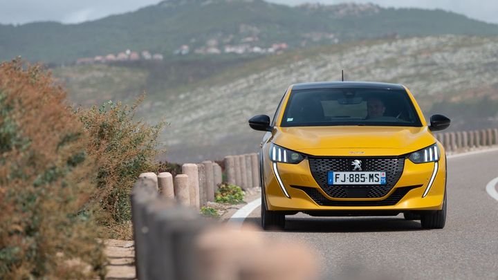Jezdí na benzin, naftu i elektřinu. Evropským autem roku je univerzální Peugeot 208
