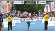 Dvacátý ročník Pražského mezinárodního maratonu vyhrál Keňan Patrick Terer. Třiadvacetiletý vítěz časem 2:08:07 zaostal za traťovým rekordem bezmála o dvě a půl minuty.