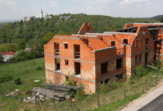 Namísto obchodu by město chtělo v centru univerzitu. Jiná škola, mezinárodní Townshend International School, stojí na kopci přímo naproti zámku, na nejlepších pozemcích v katastru Hluboké. Na snímku další rozestavěná budova internátu.