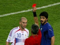 Francouz Zinedine Zidane (v bílém) dostává červenou kartu od argentinského sudího Horacia Elizonda. Vpravo přihlíží Ital Gennaro Gattuso .