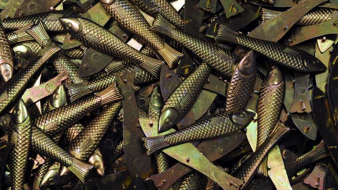Snímek z roku 2014 zachycuje výrobů tradičních nožů rybička na Děčínsku