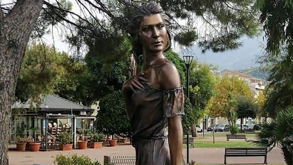 Italským političkám vadí socha spoře oděné revolucionářky ve městě Sapri. Autor podle nich dělá z ženy jen sexuální objekt a opomíjí její hrdinství.