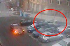 Video: Vyhrocený spor o parkovací místo. Řidič ujížděl policistům s mužem na kapotě