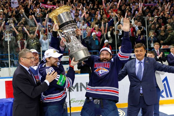 7. finále KHL, Magnitogorsk-Lev: hráči Magnitogorsku s trofejí