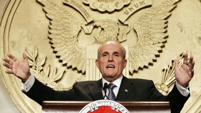 Rudy Giuliani:mezi republikány vede. Na demokraty zatím nemá. Jak podle průzkumů, tak podle žebříčku zohledňujícího vybrané peníze.