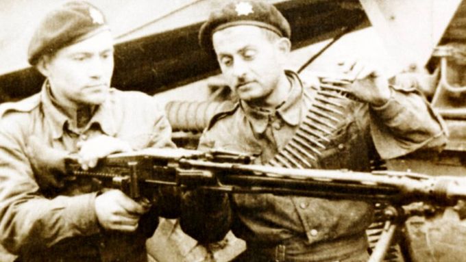 Dunkerque. Vojáci tankových dílen u německého kulometu MG 42, zleva voj. Josef Školoudík, voj. Valdemar Scheffer.