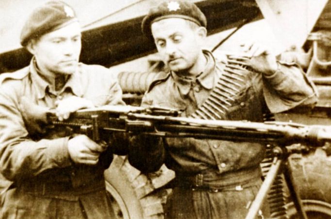 Vojáci čs. obrněné brigády ve Velké Británii u německého kulometu MG 42, zleva voj. Josef Školoudík, voj. Valdemar Scheffer.