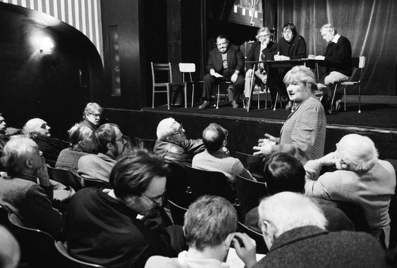 Eva Kantůrková hovoří na setkání spisovatelů v pražském Divadle Na zábradlí za sametové revoluce, 30. listopadu 1989.