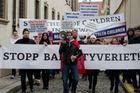 "Norsko, ruce pryč od našich dětí!" Proti Barnevernu demonstrovaly v Praze stovky lidí