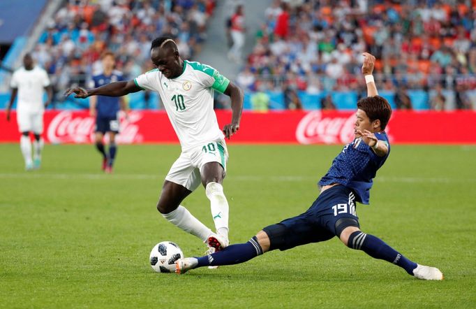 Sadio Mane a Hiroki Sakai v zápase Japonsko - Senegal na MS 2018