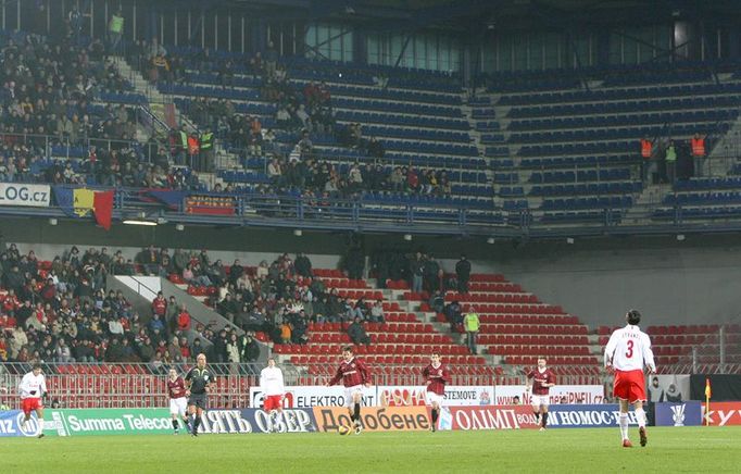 Tribuny stadionu na Letné byly poloprázdné - zápas sledovalo jen necelých sedm tisíc diváků.