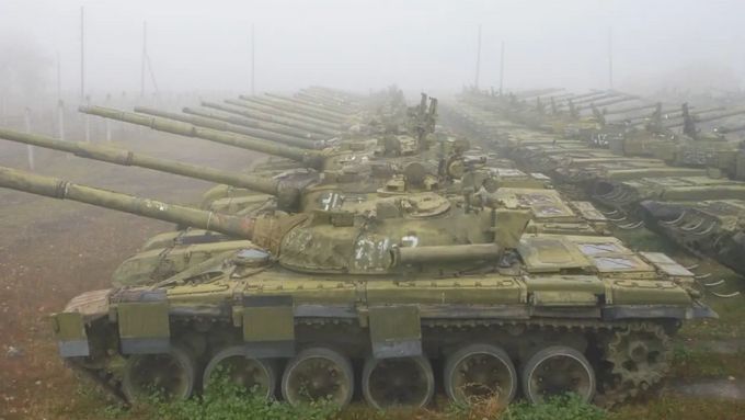 Ruský tank T-72 ostřeluje ukrajinské pozice v Avdijivce