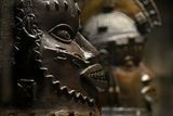 "Beninské bronzy jsou koloniální kořistí a měly by být vráceny jako každý jiný ukradený majetek. Je na Nigérii, aby rozhodla, co se stane s předměty v jejím vlastnictví, nikoli na bývalých koloniálních mocnostech," tvrdí naopak Barbara Plankensteinerová, ředitelka Muzea am Rothenbaum, významné etnografické instituce v německém Hamburku.
