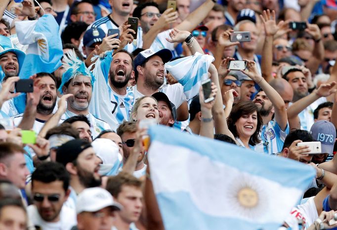 Radost fotbalistů Argentiny z gólu v utkání s Francií.