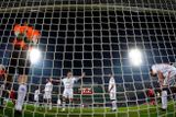 Hráči Hamburku reagují na inkasovanou branku, kterou jim v souboji s Leverkusenem vstřelil třináct minut před koncem utkání řecký kanonýr Gekas