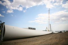 V Saúdské Arábii spustili první větrnou elektrárnu, má být největší v regionu