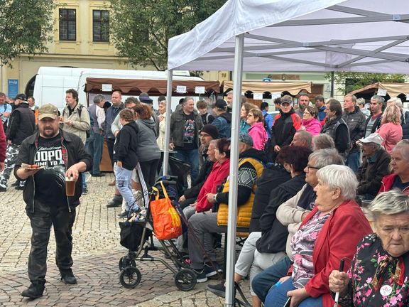 Než vystoupil Tomio Okamura, jeho příznivci si zašli na pivo za 15 korun a klobásku za 28 korun i několikrát.