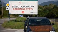 Jedna z posledních stran, která dala své plakáty do ulic, byla strana Směr-Slovenská sociální demokracie. Dlouho dobu na nich chyběla tvář lídra strany a bývalého premiéra země Roberta Fica. Podobnou strategii měla strana i při posledních volbách, ve kterých skončila na druhém místě.