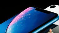 iPhone Xs v základní verzi bude stát 29 990 korun, verze iPhone Xs Max bude o deset procent dražší. Levnější iPhone Xr bude stát 22 490 korun.