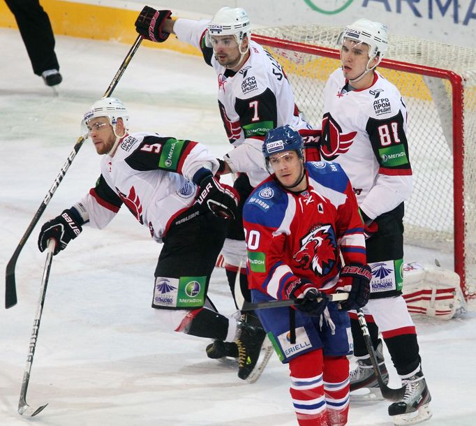 Petr Vrána (v červeném) v trojím obležení borců Jekatěrinburgu - zleva Stefan Stěpanov, (5), Alexandr Sazonov (7), Nikita Trijamkin (88).