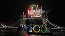 Proměna Tower Bridge pro zahajovací ceremoniál OH 2012 v Londýně.