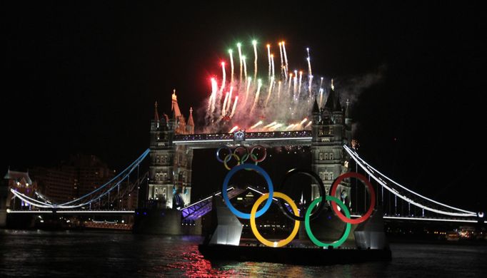 Proměna Tower Bridge pro zahajovací ceremoniál OH 2012 v Londýně.