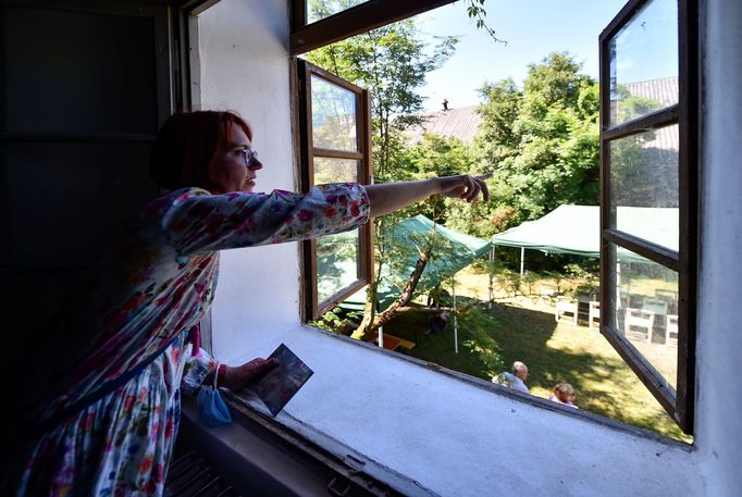 Vedoucí centra Lucie Tučková vyhlíží z okna Reynkova zámečku.