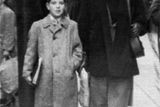 Leonard Cohen s matkou Mashou Cohenovou, 40. léta.