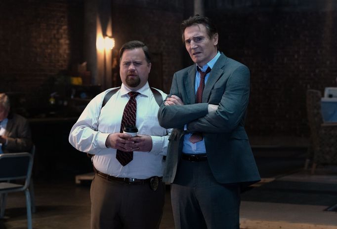 Paul Walter Hauser a Liam Neeson v komedii Bláznivá střela.