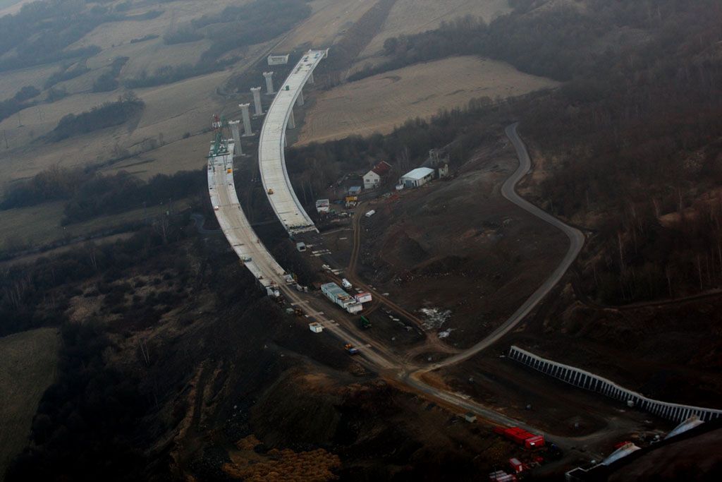 Letem nad Českým středohořím a dálnicí D8