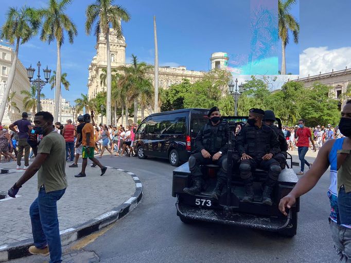 Na protest přitom dohlíželo mnoho policistů. Podle Reuters bylo několik lidí zatčeno a došlo k menším střetům.