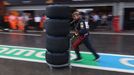 Mechanik Red Bullu spěchá s pneumatikami na mokrou vozovku na start sprintu F1 ve Spa-Francorchamps.