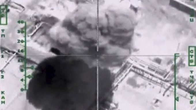 Foto: Ruské letouny ničí v Sýrii ropná zařízení Islámského státu, Moskva ukázala záznam