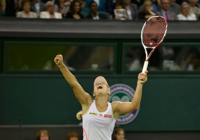 Angelique Kerberová se raduje z vítězství nad Sabine Lisickou ve čtvrtfinále Wimbledonu 2012.