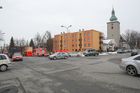 Ulice hned vedle náměstí je uzavřená.