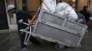 A worker pulls a garbage cart during a period of seasonal high water in Venice October 27, 2012. The water level in the canal city rose to 127 cm (50 inches) above the normal level, according to the monitoring institute. REUTERS/Manuel Silvestri (ITALY - Tags: ENVIRONMENT SOCIETY TRAVEL) Published: Říj. 27, 2012, 12:19 odp.