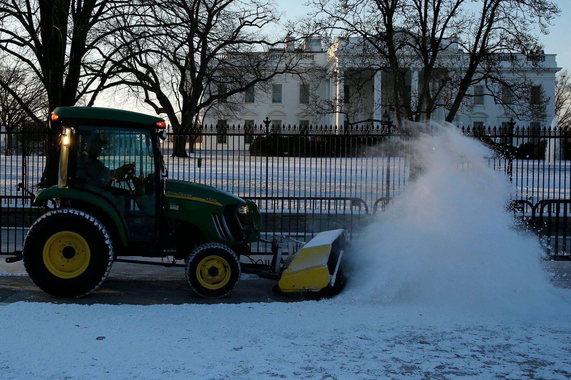 Uklízení sněhu před Bílým domem ve Washingtonu.