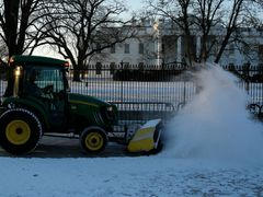 Uklízení sněhu před Bílým domem ve Washingtonu.