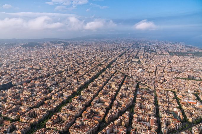 Barcelona, Španělsko. Pohled na různé městské aglomerace ve světě z ptačí perspektivy.