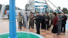 North Korean leader Kim Jong-Un (C) and an unidentified woman (red) visit the Rungna People's Pleasure Ground, which is nearing completion, in this undated picture released by the North's KCNA in Pyongyang on July 25, 2012. REUTERS/KCNA (NORTH KOREA - Tags: POLITICS) THIS IMAGE HAS BEEN SUPPLIED BY A THIRD PARTY. IT IS DISTRIBUTED, EXACTLY AS RECEIVED BY REUTERS, AS A SERVICE TO CLIENTS. NO THIRD PARTY SALES. NOT FOR USE BY REUTERS THIRD PARTY DISTRIBUTORS. QUALITY FROM SOURCE Published: Čec. 25, 2012, 10:48 dop.