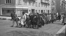 Odsun Němců z Prahy, záběr z ulice U Smaltovny (Malý Berlín), květen 1945.