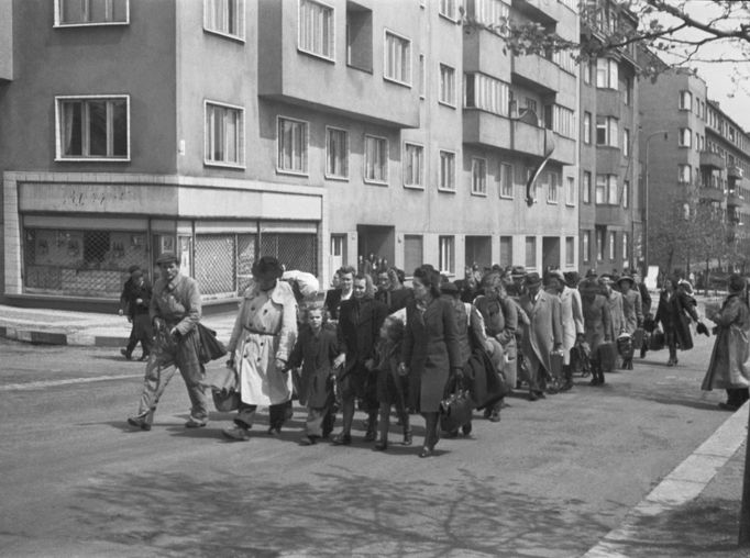 Odsun Němců z Prahy, záběr z ulice U Smaltovny (Malý Berlín), květen 1945.